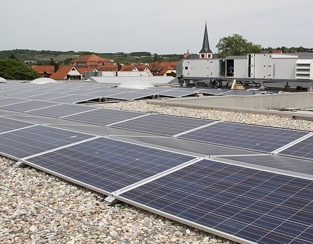 Solarplatten auf dem Dach der Mainfrankensäle