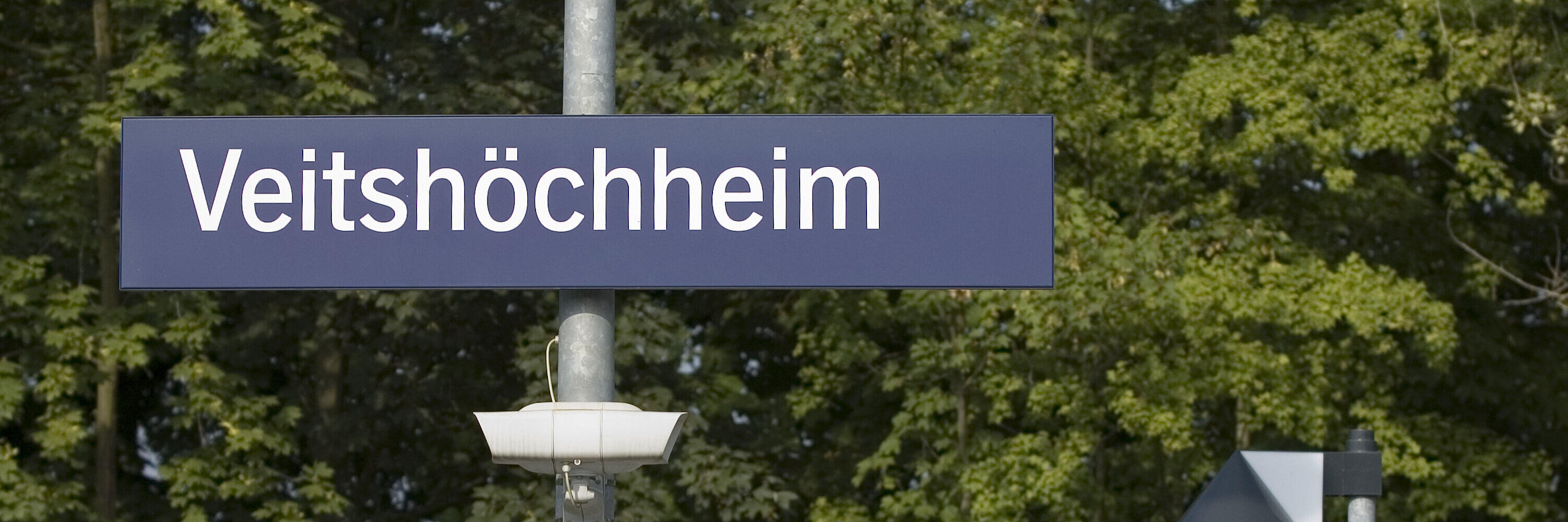 Ortsschild Veitshöchheim am Veitshöchheimer Bahnhof