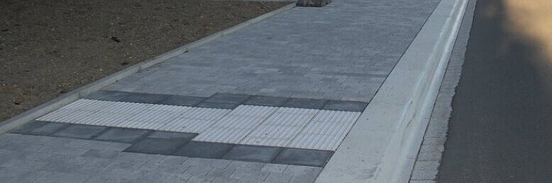 Bürgersteig mit reliefartiger Struktur für Sehbehinderte