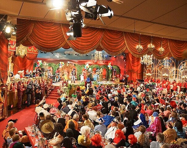 Kulisse und Publikum im Saal während der Live-Übertragung von Fastnacht in Franken aus den Mainfrankensälen