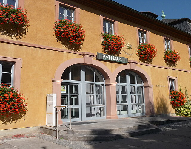 Südfassade des Rathauses am Erwin-Vornberger-Platz mit dem Rathaus-Eingang