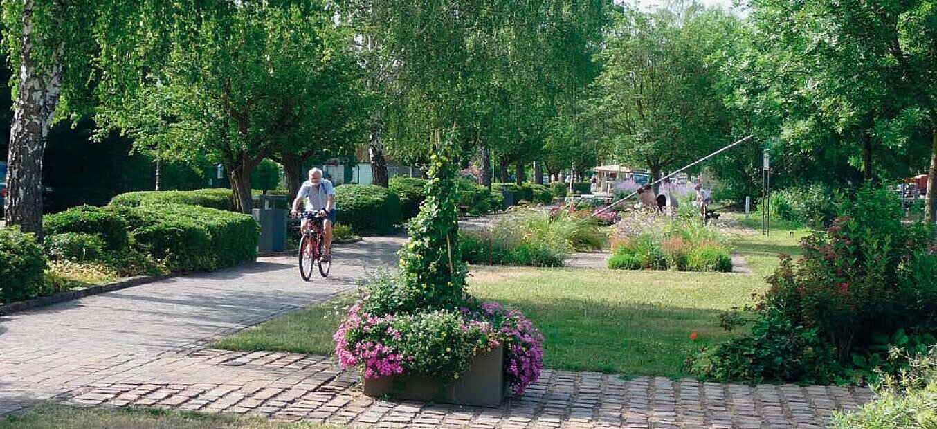 Mit Skulpturen und besonderer Bepflanzung gestaltete Promenade entlang des Mainufers