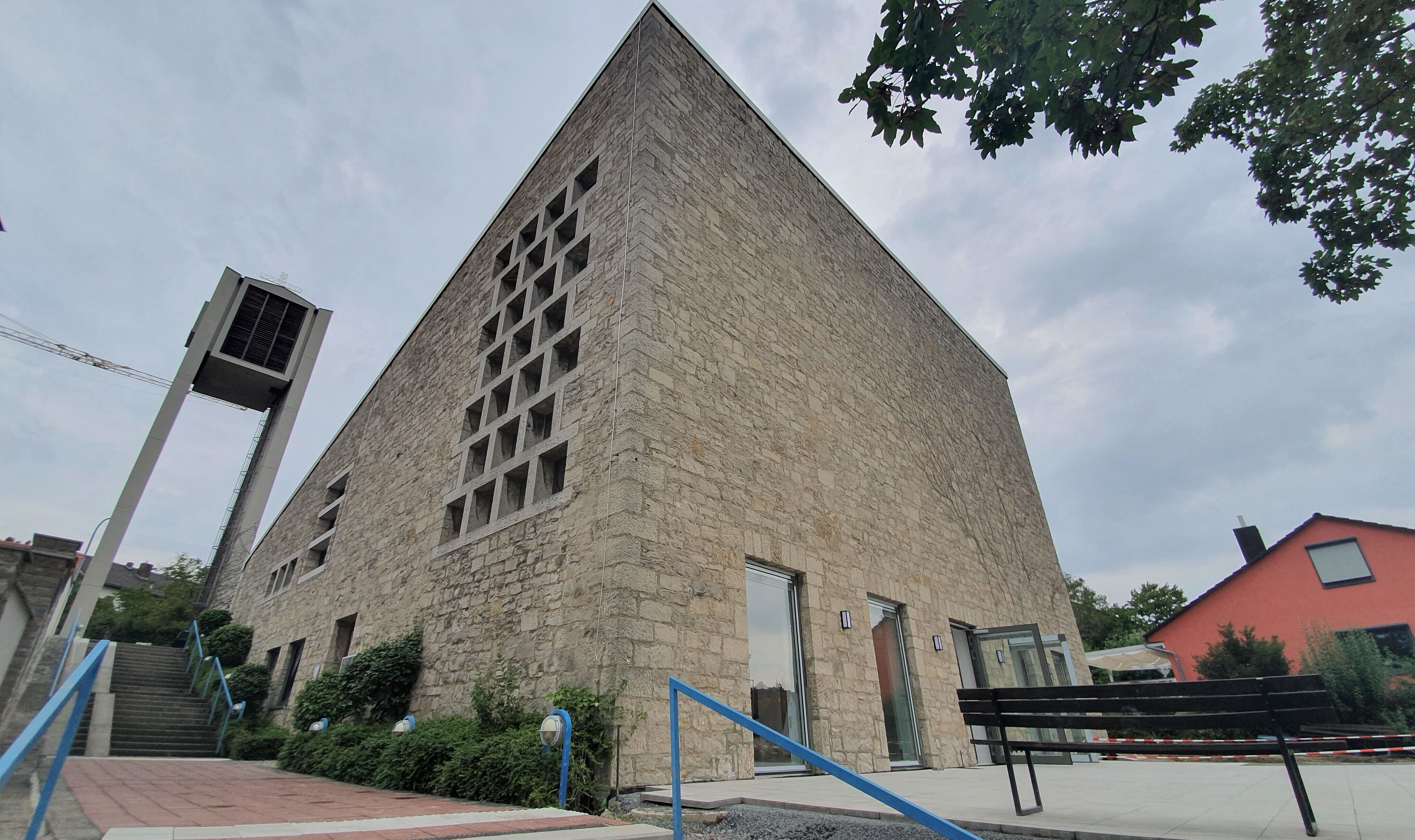 Südwestansicht der Christuskirche, Kirchturm im Hintergrund