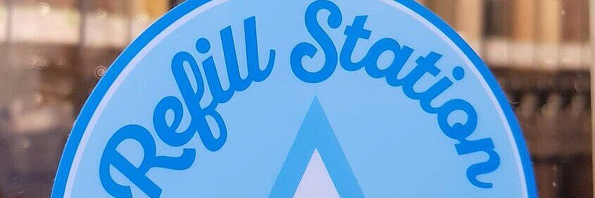 Aufkleber an einer Refill Station zum Auffüllen von Frischwasser