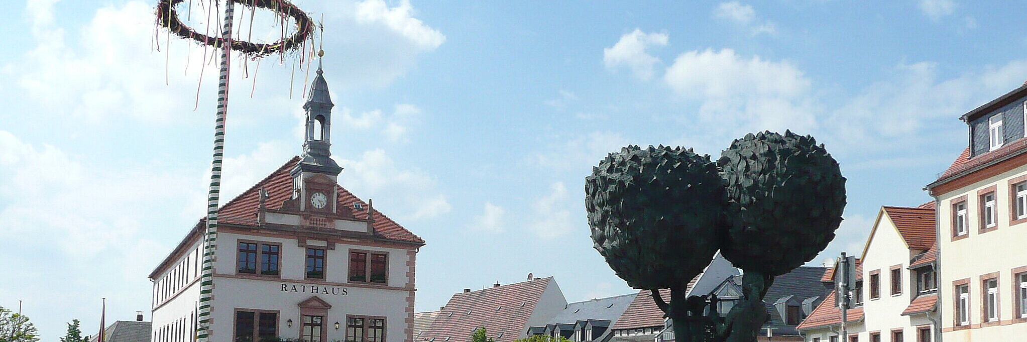 Rathaus, Brunnen und Maibaum am Marktplatz von Geithain