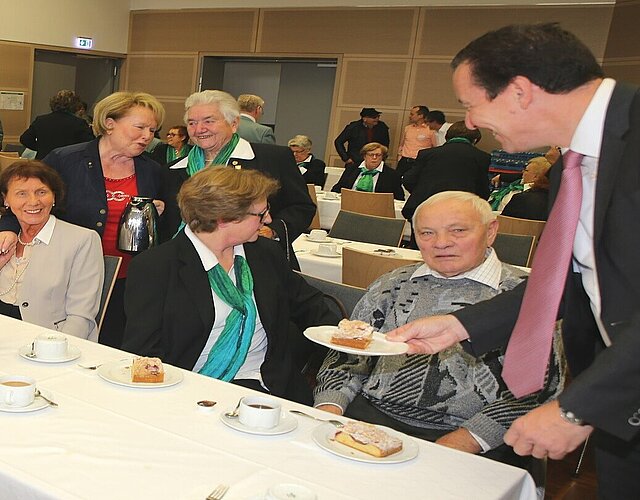 Kaffee und Kuchen beim Seniorennachmittag