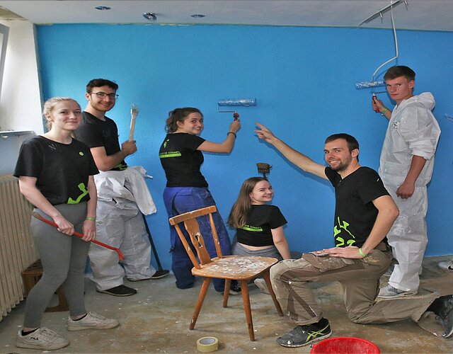 Wände werden blau gestrichen