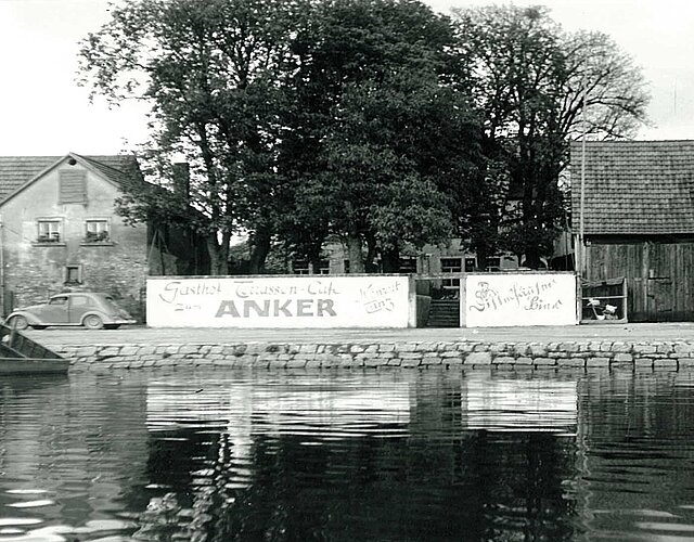 Blick vom Main auf des ehemalige Gasthaus Anker und die heutige Fischerbärbel. Aufnahme um 1930.