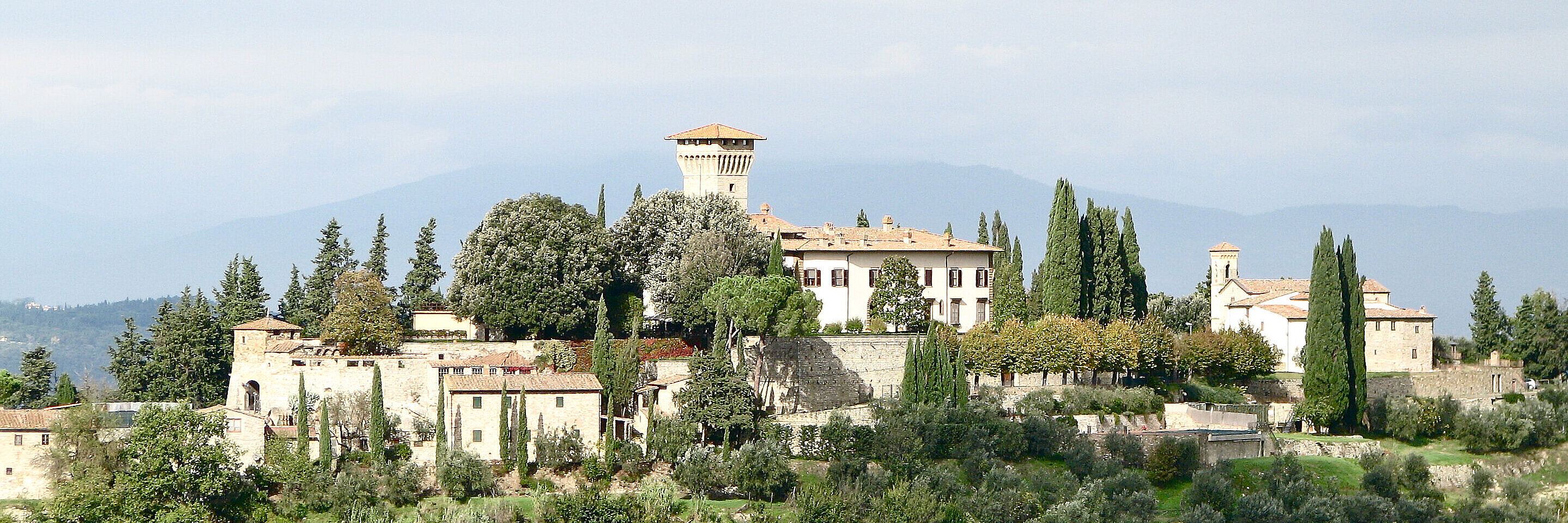 Auf einer Bergkuppe liegt das Städtchen Montefioralle