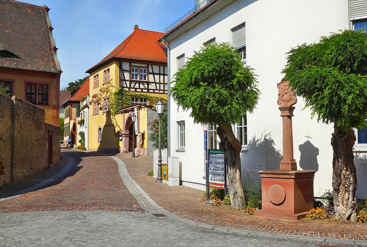 Dreifaltigkeitsbildstock Veitshöchheim.jpg Dreifaltigkeitsbildstock Veitshöchheim.jpg