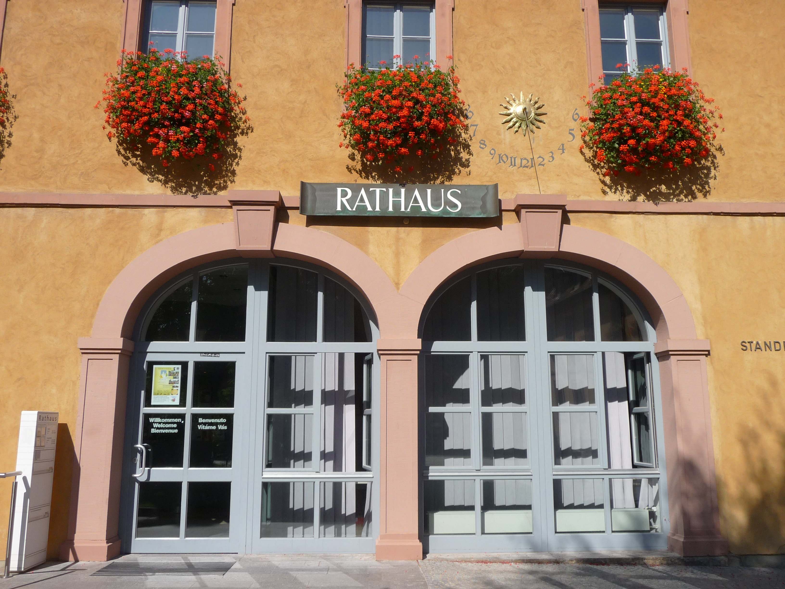 Haupteingang zum Rathaus am Erwin-Vornberger-Platz