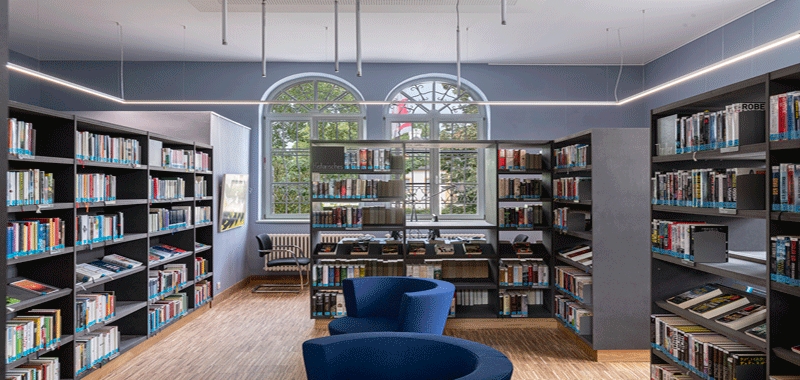 Regale und Sitzgruppen im Belletristiksaal der Bücherei im Bahnhof