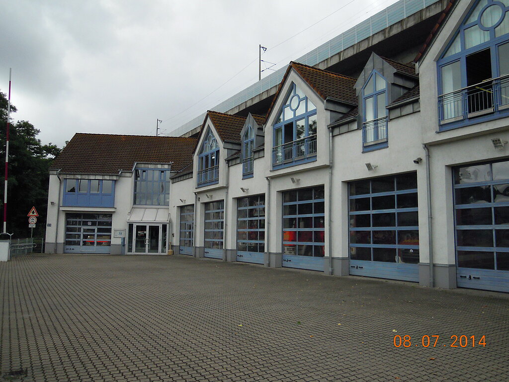 Feuerwehrgerätehaus mit Ansicht der Halle für die Feuerwehrfahrzeuge